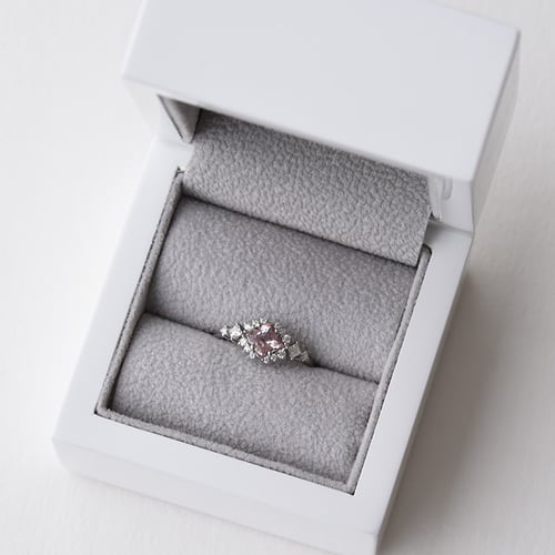 Goldener Ring mit Princess Morganit und Moissaniten Medrie