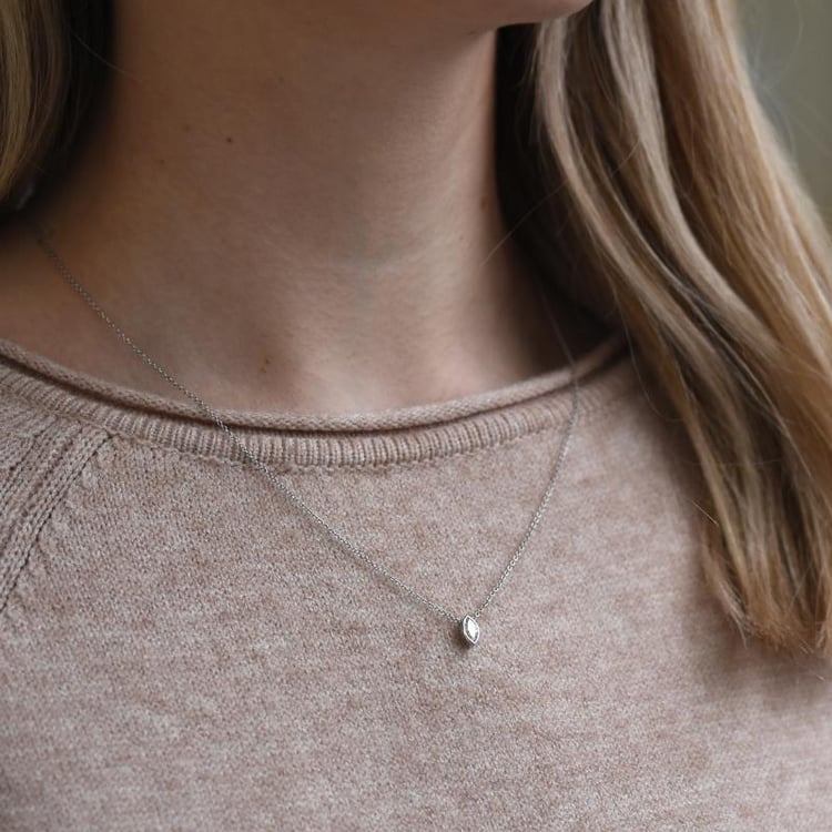 Goldkette mit Diamanten in Marquiseschliff auf dem Hals 82792