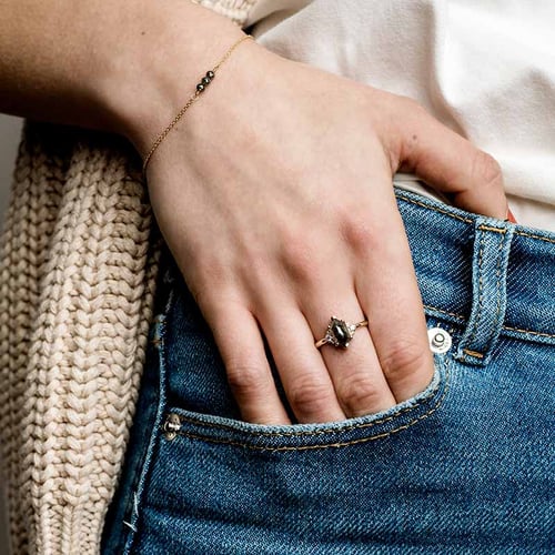 Ring mit einem Salt and Pepper Diamanten in Hexagonform Lanre