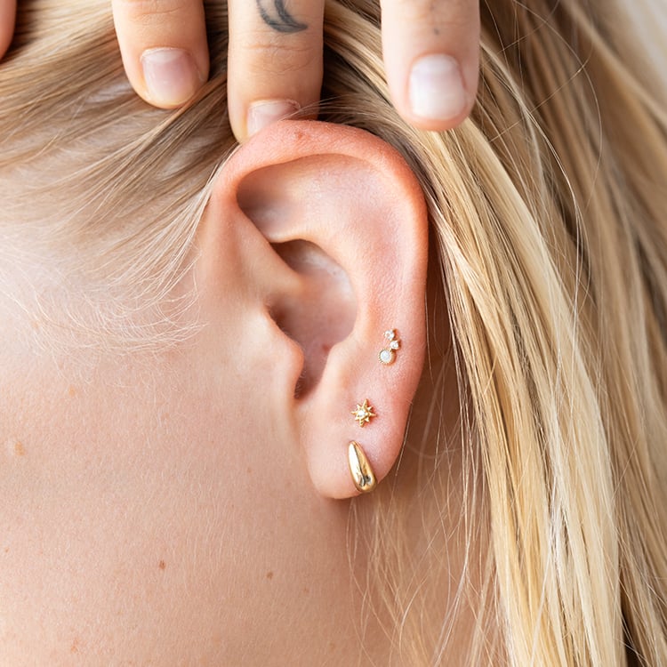 Goldene Ohrstecker mit Opalen und Saphiren Meadow 126597