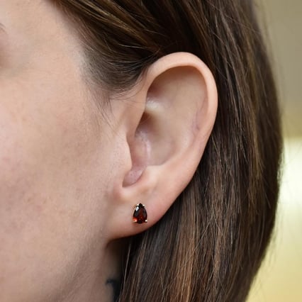 Goldene Ohrringe mit Pear Granat Reata