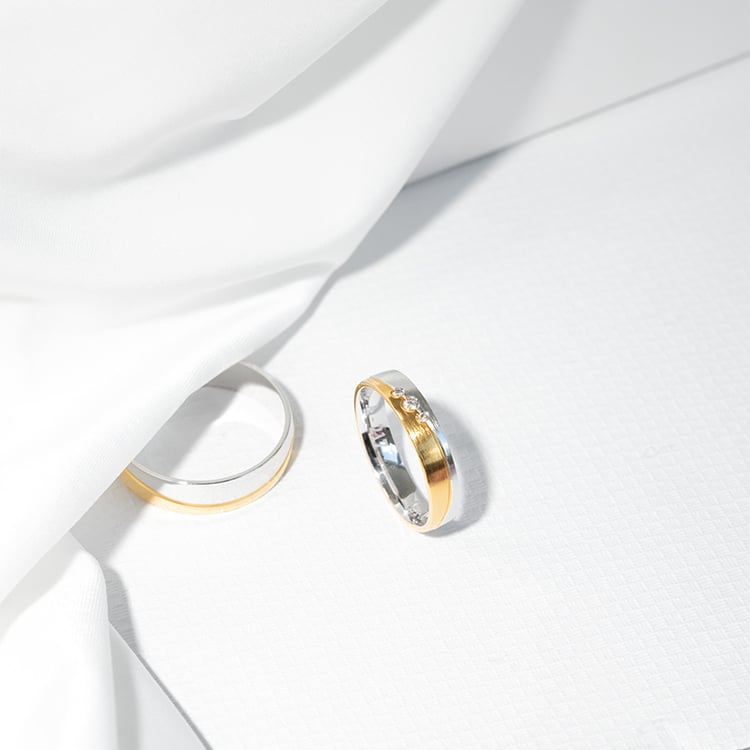 Eheringe aus Gold mit drei Diamanten Brennan 125592