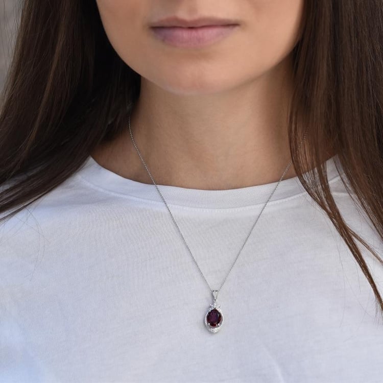 Halskette mit Granat Anhänger auf der Dame 32987