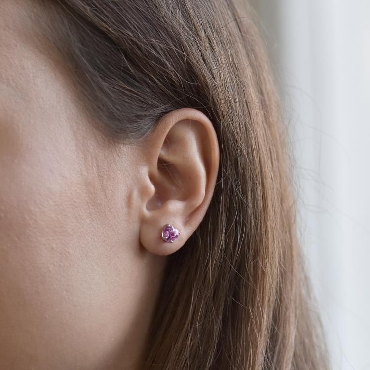 Weißgoldene Ohrringe mit Saphiren im Ohr 37650