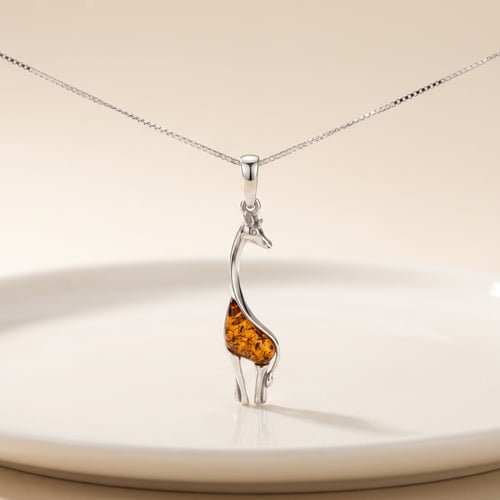 Silberner Anhänger mit süßer Giraffe