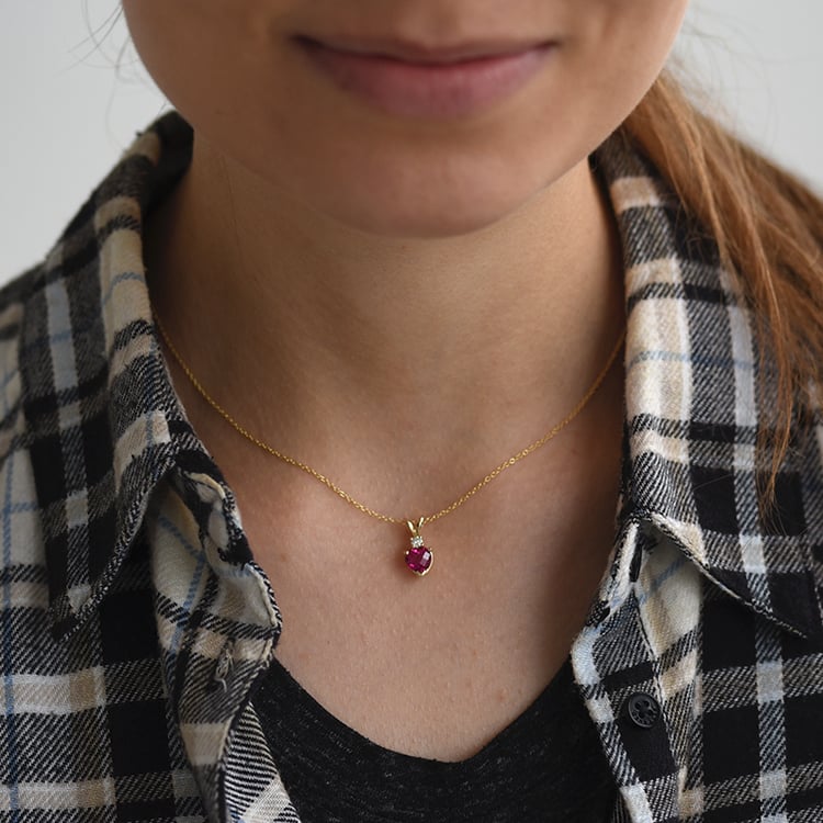 Gold Herzchen Rubin auf dem Hals 62366