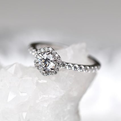 Verlobungsring in Haloform mit Diamanten Primrose