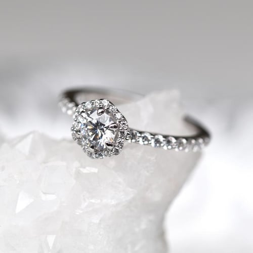 Verlobungsring in Haloform mit Diamanten Primrose