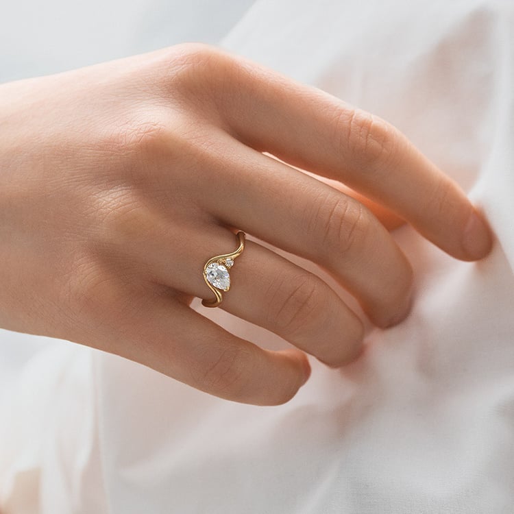 Verlobungsring in Wellenform mit einem tropfenförmigen Moissaniten in der Größe Ihrer Wahl 154938