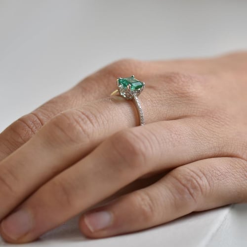 Ring mit einem Smaragd in Princess Form und Diamanten Kip