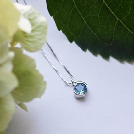 Silberne Anhänger mit Topas Thirumal