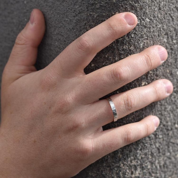 Herrenring mit Relief-Oberfläche auf dem Finger 43953