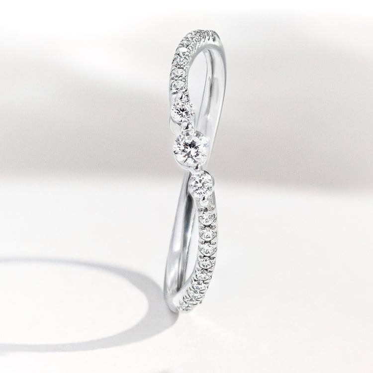 Gewellter Goldring mit Diamanten Mikael 162124