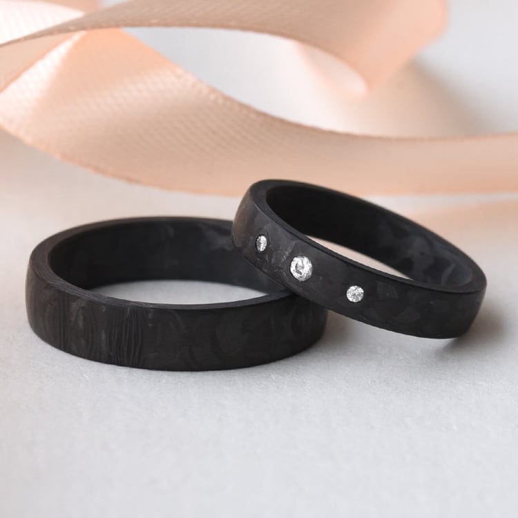 Abgerunde Trauringe aus Carbon mit drei Diamanten Azaliah 77518