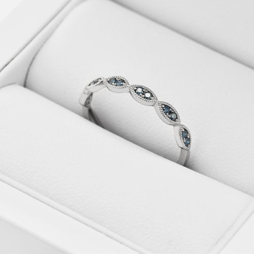Zarter Memoire Ring mit blauen Diamanten Talita