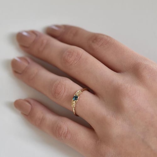Ring mit herzförmigem Topas und Notenschlüssel Akant