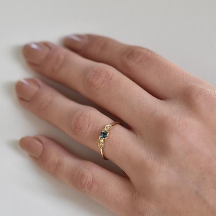 Finger mit Topas-Ring 35067