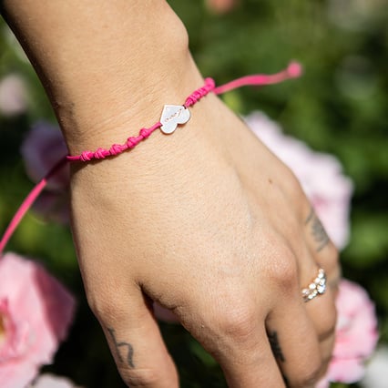 Silbernes Armband mit Anhänger in Herzform mit einem Diamanten und Gravur Kristie