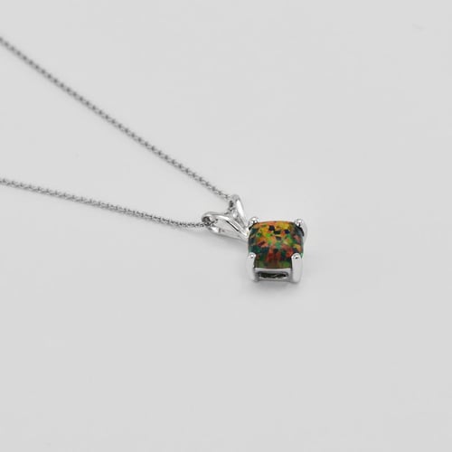 Anhänger in Gold mit schwarzem Opal in Kissenform Rafyna