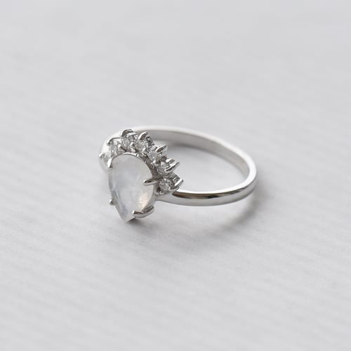 Verlobungsring mit Mondstein und Diamanten Namir