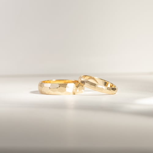 Matte gehämmerte Eheringe aus Gold Zvezda