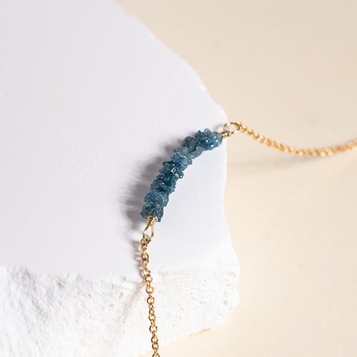 Goldener Choker mit blauen ungeschliffenen Diamanten Inaku