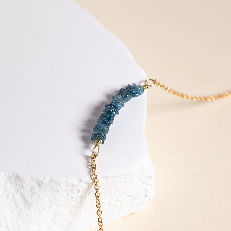 Goldener Choker mit blauen ungeschliffenen Diamanten Inaku 149622