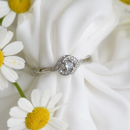 Eleganter Verlobungsring mit Aquamarin Nurisa