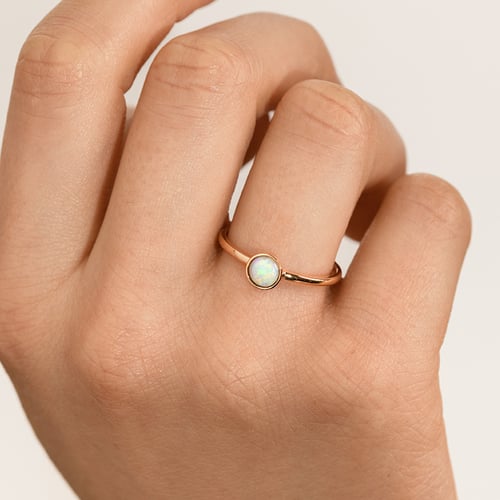 Minimalistischer Ring mit weißem Opal Stowy