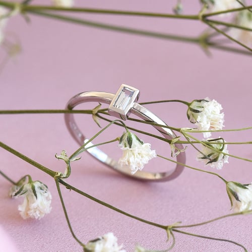 Minimalistischer Goldring mit Baguette Saphir Avice