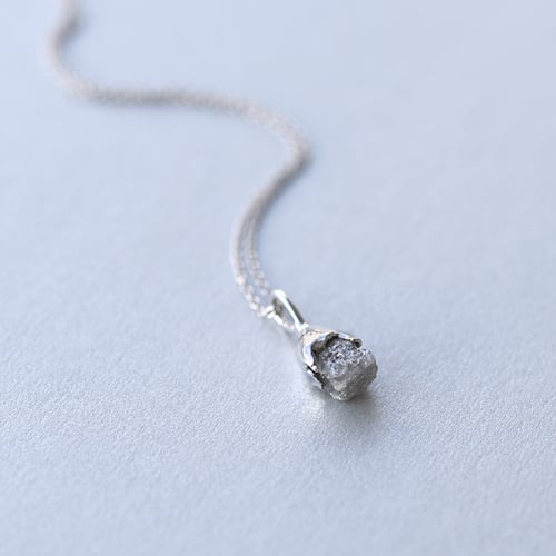 Goldener Anhänger mit ungeschliffenen Diamanten Camryn