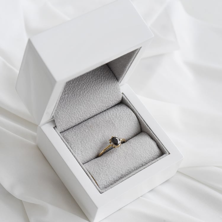 Verlobungsring mit schwarzem Marquise Diamanten Mya 91096