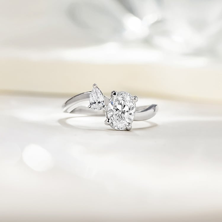 Ring mit ovalem Moissanit 154892