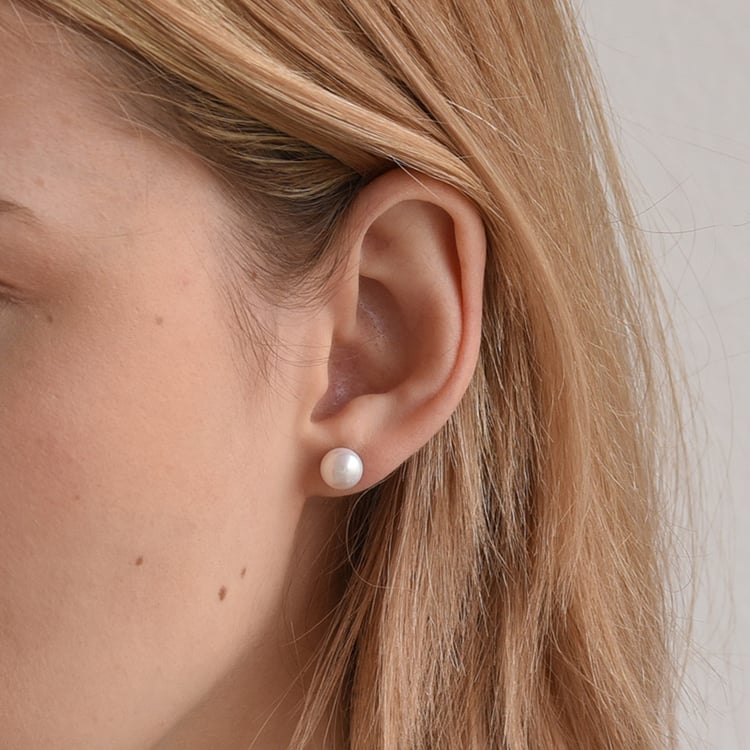 Perlenohrringe in Silber auf dem Ohr 64552