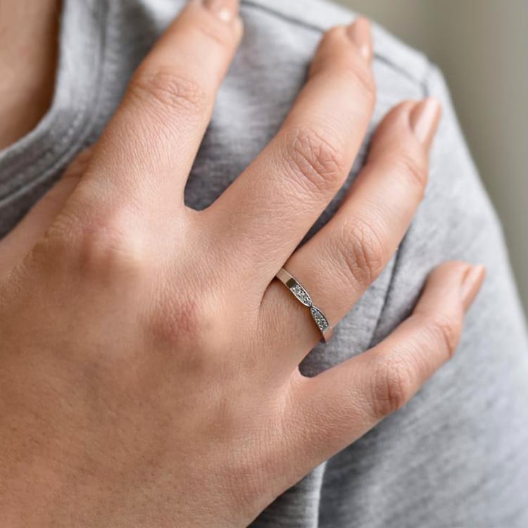 Ring mit Diamanten Eternity auf dem Finger 96022