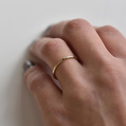 Minimalistische Eheringe aus Gold mit schwarzem Diamanten Alays