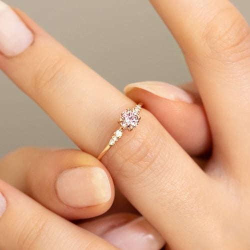 Verlobungsring mit zertifiziertem fancy rosa Lab Grown Diamanten Amity