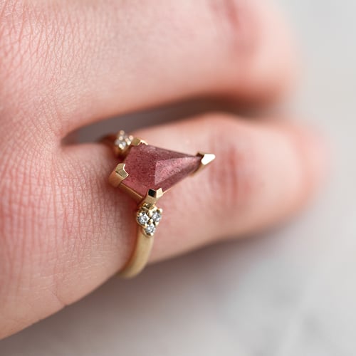 Einzigartiger Ring mit einem erdbeerfarbenen Achat Kettil