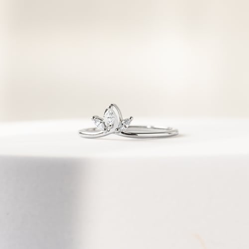 Ring in V-Form mit Marquise Diamanten Riori