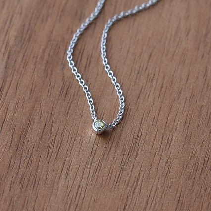 Silberne minimalistische Kette mit einem gelben Diamanten Glosie