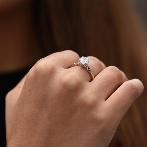 Verlobungsring mit seitlichen Diamanten Libby