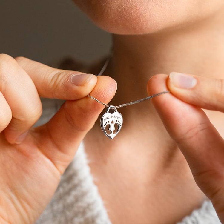 Silberner Anhänger mit Kinderfüßchen, einem Edelstein Ihrer Wahl und Gravur Olivia 146074