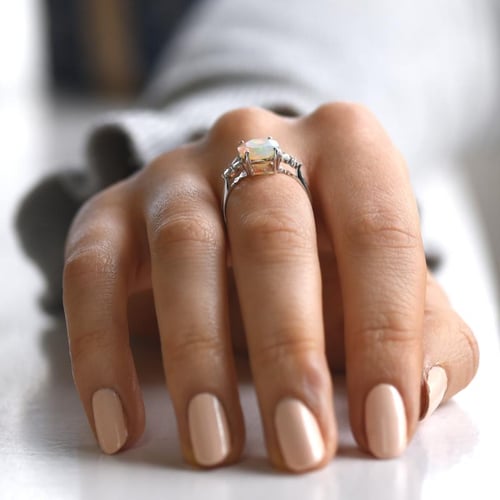 Goldener Ring mit ovalem Opal und Diamanten Melisa