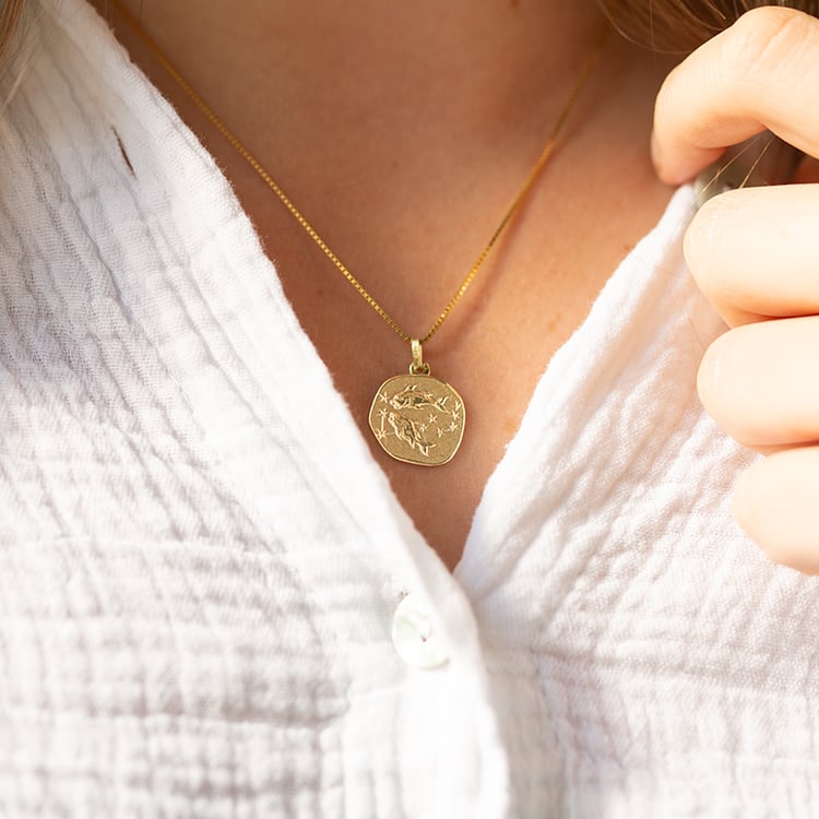 Goldanhänger mit Symbolen des Tierkreiszeichens 145597