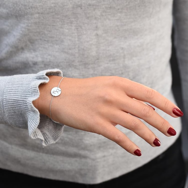 Armband mit Granat und Sternzeichen Steinbock auf dem Hand 47686