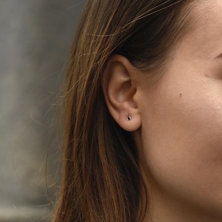 Silberne Ohrstecker mit schwarzen Diamanten in Bezelfassung Tofine 102900