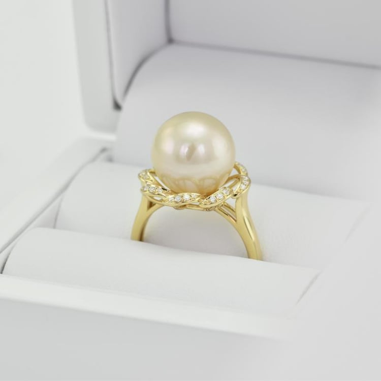 Ring in Gold mit Perle und Diamanten in Eppi-Geschenkbox 20432