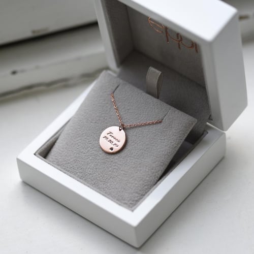 Anhänger aus Gold mit blauen Diamanten und Gravur Cassius