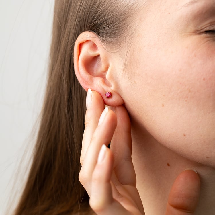 Silberne Ohrstecker mit Rubinen mit Auswahl der Größe Franci 147723