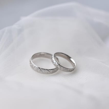 Trauringe aus Gold mit Rillen Atani